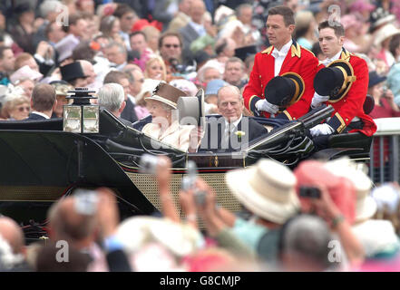 Carreras de caballos - Royal Ascot en York - Día de las Damas - Hipódromo de York. La procesión real lleva a la Reina Isabel II de Gran Bretaña y al Duque de Edimburgo al hipódromo de York. Foto de stock