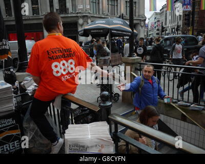 El periódico Evening Standard distribuidor con 888 sport Tshirt Oxford Street Londres Foto de stock