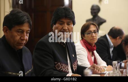 El Presidente de Bolivia Evo Morales (centro) y su Ministro de Relaciones Exteriores David Choquehuanca (izquierda) durante una reunión con el Ministro de Relaciones Exteriores de Irlanda, Charlie Flanagan, en el Departamento de Asuntos Exteriores de Dublín, Irlanda.