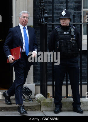El Secretario de Defensa Michael Fallon abandona hoy el 10 Downing Street en Londres después de asistir a una reunión semanal del gabinete.