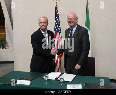El Embajador DE LOS ESTADOS UNIDOS en Irlanda Michael Kenny (izquierda) y el Ministro de Justicia Michael McDowell (derecha), Dublín, donde firmaron un tratado internacional en un intento de intensificar la lucha contra las bandas de crimen y terror mundiales. Foto de stock