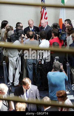El Embajador DE LOS ESTADOS UNIDOS en Irlanda Michael Kenny (izquierda) y el Ministro de Justicia Michael McDowell (derecha) en la Embajada de los Estados Unidos en Dublín, donde firmaron un tratado internacional para intensificar la lucha contra la delincuencia mundial y las bandas terroristas. Foto de stock