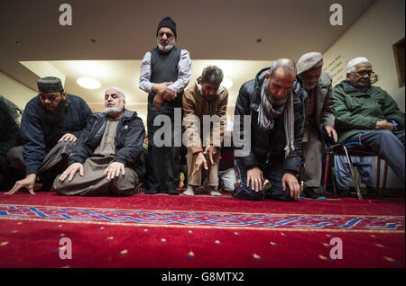 Los musulmanes rezan en el Centro Islámico al Furqan en Glasgow, Escocia, antes del lanzamiento de la visita a mi día de la Mezquita. Foto de stock