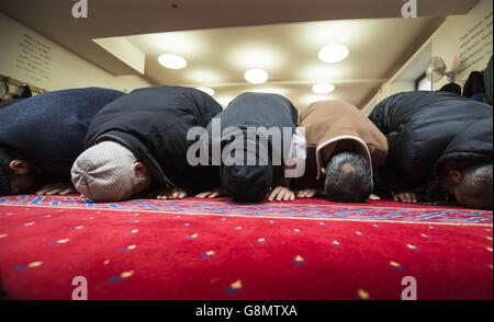 Los musulmanes rezan en el Centro Islámico al Furqan en Glasgow, Escocia, antes del lanzamiento de la visita a mi día de la Mezquita. Foto de stock