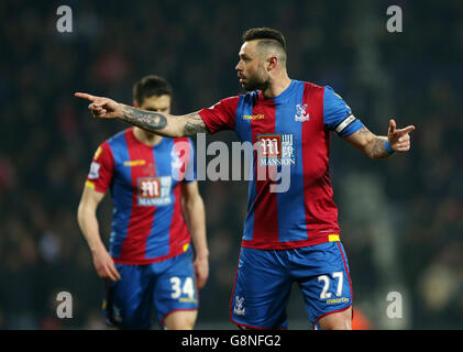 Damien Delaney de Crystal Palace apela una decisión del linesman durante el partido de la Barclays Premier League en el Hawthorns, West Bromwich.