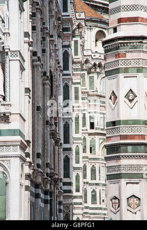 Detalle de la verde y mármol blanco y rojo de la fachada de la catedral de Florencia, Italia. Foto de stock