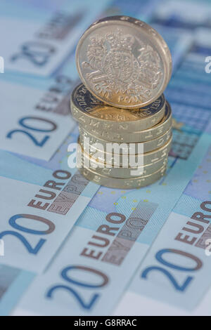 Concepto Brexit y de la zona del euro, la unión monetaria, el mercado único representado por unos 20 billetes de Euro y Libra Esterlina estilo antiguo monedas. Foto de stock