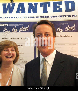 David Cameron un candidato líder para ser nuevo líder del Partido Conservador visita está en la Conferencia Conservadora en Blackpool hoy, miércoles 5 de octubre de 2005. Encima de él hay un signo con lo que se quiere. VEA LA HISTORIA DE PA TORY CAMERON.PRESS ASSOCIATION FOTO CRÉDITO DEBE LEER . John Giles/PA Foto de stock