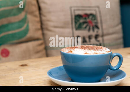 Taza y plato de café en una mesa de madera rústica cafe