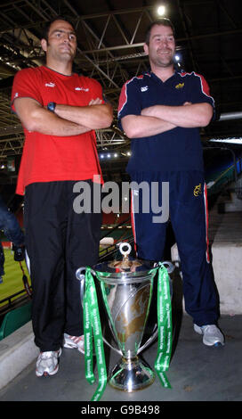 El capitán de Munster Antony Foley (R) y el capitán de Biarritz Thomas Lievremont con la Heineken Cup durante una conferencia de prensa en el Millennium Stadium, Cardiff. Foto de stock