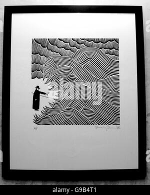 Un detalle de la obra de arte de la portada del primer álbum en solitario de Radiohead, Thom Yorke, titulado 'The Eraser', diseñado por el artista Stanley Donwood, en exhibición en Lazarides Gallery en Soho, centro de Londres, junto con otras piezas de su obra, como parte de su exposición 'London views', jueves 18 de mayo de 2006. Foto de stock