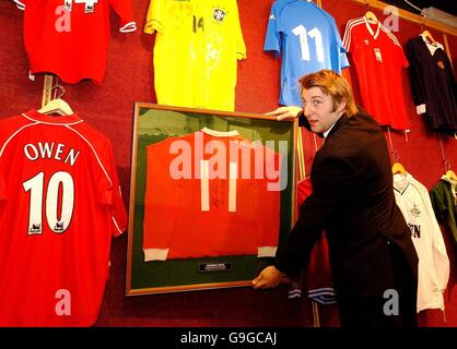 La mejor camiseta de fútbol de george bajo el martillo fotografías imágenes de alta resolución - Alamy