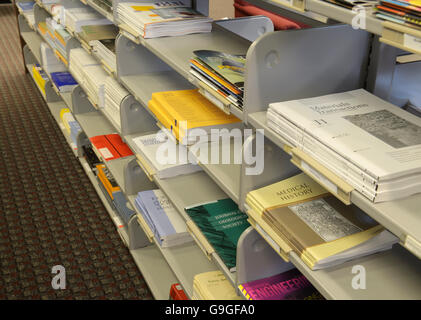 Revistas, publicaciones periódicas en las estanterías, en la biblioteca de la universidad