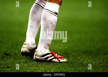 David Beckham, de Manchester United, en sus botas Adidas blancas durante partido FA Carling Premiership Fotografía stock - Alamy