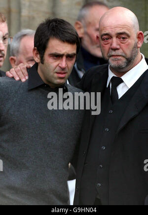 Funeral de Paul Hunter. Un terroroso Ronnie O'Sullivan es consolado cuando sale del funeral de Paul Hunter en la Iglesia Parroquial de Leeds. Foto de stock