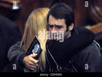 Un terroroso Ronnie O'Sullivan es consolado cuando sale del funeral de Paul Hunter en la Iglesia Parroquial de Leeds. Foto de stock