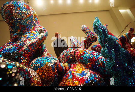 El artista Tony Heywood con su escultura llamada 'Shimmer' en la Fine Art Society en Londres, hecho de 150.000 joyas y basado en la forma de microorganismos. Foto de stock