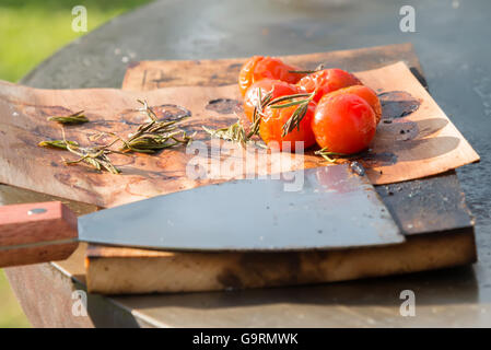 Los tomates en la parrilla sobre la mesa