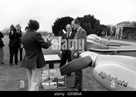 Air Race Championship - Windsor. El duque de Edimburgo inspecciona el avión en los terrenos del castillo de Windsor Foto de stock