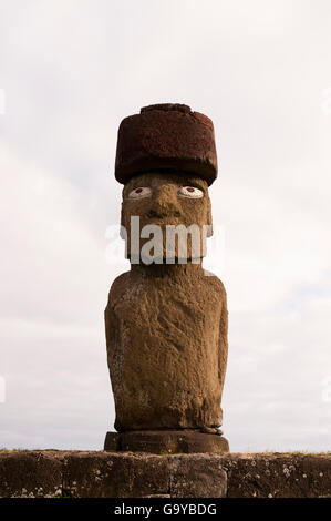 Estatua moai, ahu Ko Te Riku, complejo arqueológico de Tahai, Rapa Nui, Isla de Pascua, Chile, Sudamérica Foto de stock