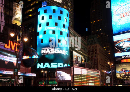 Nasdaq Building, Times Square, 42nd Street, Nueva York, Nueva York, EE.UU. Foto de stock