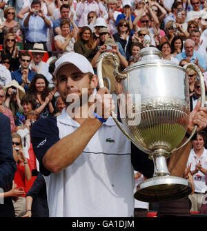 El estadounidense Andy Roddick celebra con el trofeo después de derrotar al francés Nicolas Mahut durante los Campeonatos de Artois en el Queen's Club, Londres. Foto de stock