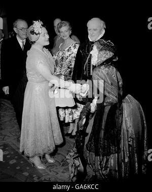 The Queen Mother en el Matinee de estrellas del Variety Club en el Teatro de su Majestad en Haymarket, Londres. Foto de stock
