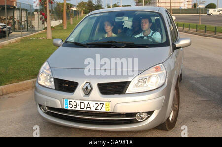 Los padres de Madeleine McCann, Kate y Gerry, llegan en coche (de vuelta) al aeropuerto de Faro antes de volar de vuelta al Reino Unido. Foto de stock