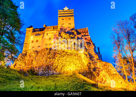 El Castillo de Bran, Rumania - impresionante imagen HDR crepúsculo de Drácula en Transilvania, la fortaleza histórica medieval. Foto de stock