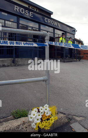 Un solo ramo de flores fuera del pub Rose & Crown, Burmantofts, Leeds, donde tuvo lugar un incidente anoche.