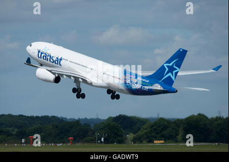 Un Airbus A330 de Air Transat despega desde el aeropuerto internacional de Manchester (uso Editorial solamente) Foto de stock