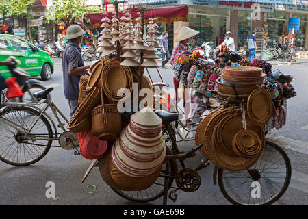 Elementos de bambú para la venta de un vendedor de la calle, cruce de Hang, Hang Dau, Hang Thung y Cau Go, Barrio Antiguo de Hanoi, Viet Nam