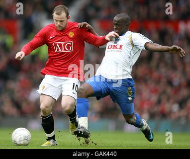 Fútbol - Copa FA - Sexta Ronda - Manchester United contra Portsmouth - Old Trafford. El Lassana Diarra de Portsmouth desafía al Wayne Rooney del Manchester United por el balón Foto de stock