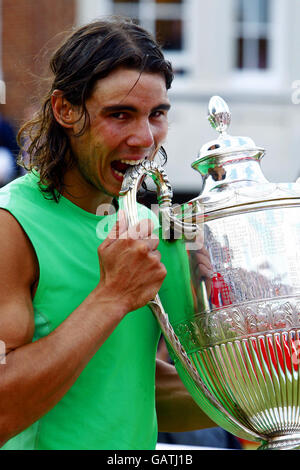 El español Rafael Nadal celebra con el trofeo tras derrotar al Novak Djokovic de Sefia durante la Final del Campeonato de Artois en el Queen's Club, Londres. Foto de stock