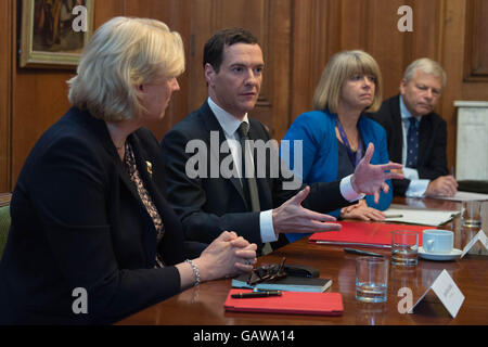 El Canciller George Osborne (segundo izquierda) celebra una reunión con altos cargos bancarios (desde la izquierda) Ms Jayne-Anne Gadhia, virgen, Harriet Baldwin y Alan Dickinson, Lloyds al 11 de Downing Street, en Londres. Foto de stock