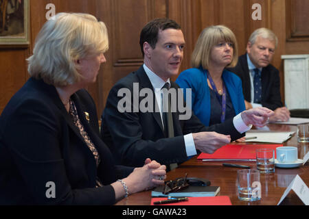 El Canciller George Osborne (segundo izquierda) celebra una reunión con altos cargos bancarios (desde la izquierda) Ms Jayne-Anne Gadhia, virgen, Harriet Baldwin y Alan Dickinson, Lloyds al 11 de Downing Street, en Londres. Foto de stock