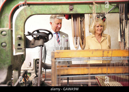 El príncipe de Gales y la duquesa de Cornualles ven la lana siendo vestida durante su recorrido por Solva Woolen Mill, Solva, Gales. Foto de stock