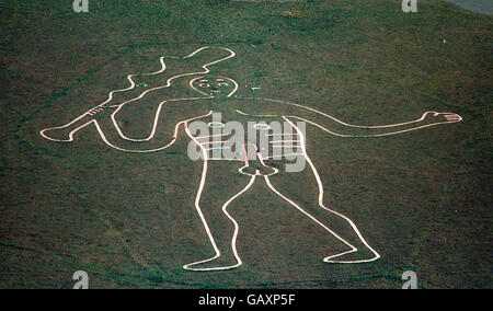 Archivo de fecha 25/04/95 de una vista aérea del Cerne Abbas Giant, en Dorset. 180ft el antiguo símbolo de la fertilidad debe ser recalcado después de los temores de que el gigante blanco se está convirtiendo en el hombre invisible. Foto de stock