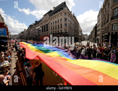 Los juerguistas participan en el desfile Pride London en Regent Street en el centro de Londres. Foto de stock