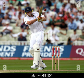 Cricket - npower Tercera Prueba - Inglaterra contra Sudáfrica - Edgbaston. Andrew Flintof de Inglaterra golpea un cuatro durante sus entradas de 36 durante el tercer partido de prueba en Edgbaston, Birmingham.