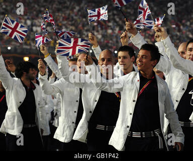 Tom Daley de Gran Bretaña (derecha) durante la ceremonia de apertura de los Juegos Olímpicos de Beijing 2008 en el Estadio Nacional de Beijing, China. Foto de stock