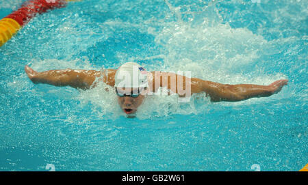 Michael Phelps de los Estados Unidos en acción durante la mariposa de 100 m de los hombres Calor en el Centro acuático Nacional de Beijing Foto de stock