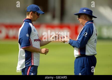 El entrenador de Inglaterra Duncan Fletcher conversa con James Kirtley en la de hoy Sesión de NETS antes de la serie contra Sudáfrica