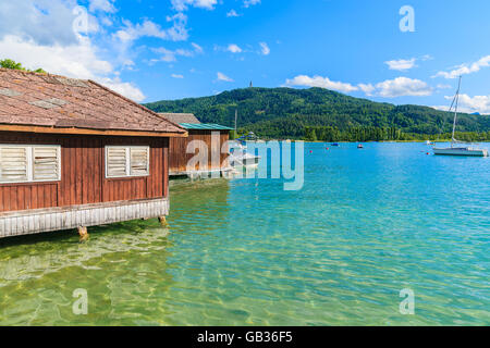 Casa del barco tradicional de madera en las orillas del lago Worthersee en verano, Austria Foto de stock