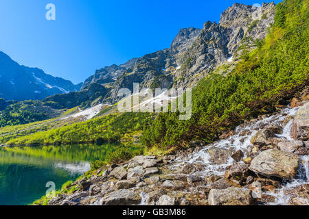 Cascada a Morskie Oko lago en las Montañas Tatra, Polonia Foto de stock