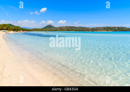 Agua de mar azul de la playa de Santa Giulia, Córcega, Francia Foto de stock