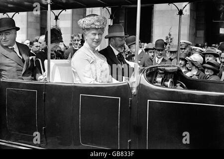Realeza Británica - Rey Jorge V y Reina María - Londres - 1925. El Rey George V y la Reina María viajan en el coche de Railodok en la Exposición del Imperio Británico, Wembley. Foto de stock
