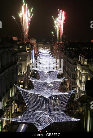 McFly Conmutar en Regent Street Christmas Lights - Londres. Los fuegos artificiales iluminan el cielo cuando McFly se enciende en las luces navideñas de Regent Street en el extremo oeste de Londres Foto de stock
