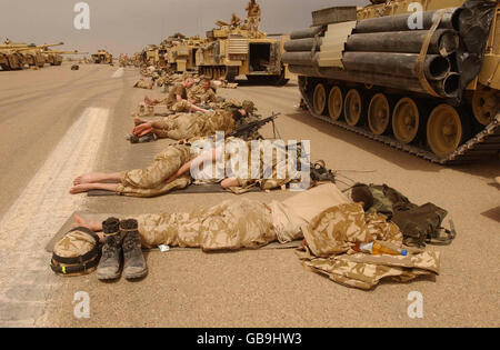Foto de archivo de fecha 24/03/03 del Royal Scots Dragoon guardias tomando un descanso después de una noche de combates en el sur de Iraq. Foto de stock
