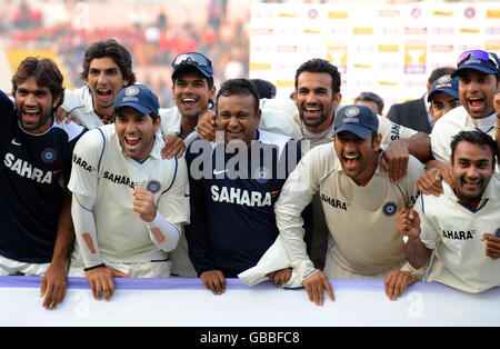 Los jugadores indios celebran después de ganar la serie de pruebas 1-0 tras el final del juego en el quinto día de la segunda prueba en el Punjab Cricket Association Stadium, Mohali, India.